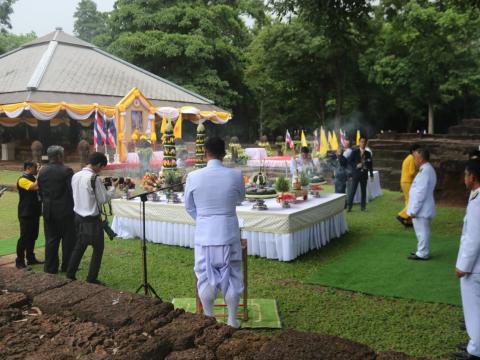 การร่วมพิธีจัดทำน้ำพระพุทธมนต์ศักดิ์สิทธิ์